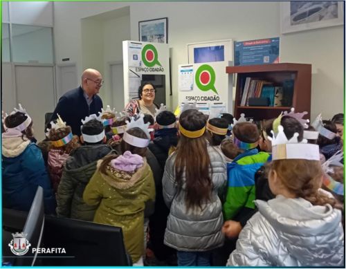 Alunos da Escola B&aacute;sica das Ribeiras cantam as Janeiras na Junta