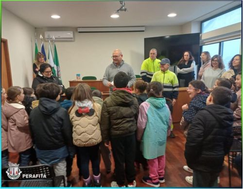 Alunos da Escola B&aacute;sica n&ordm;2 de Perafita cantam as Janeiras