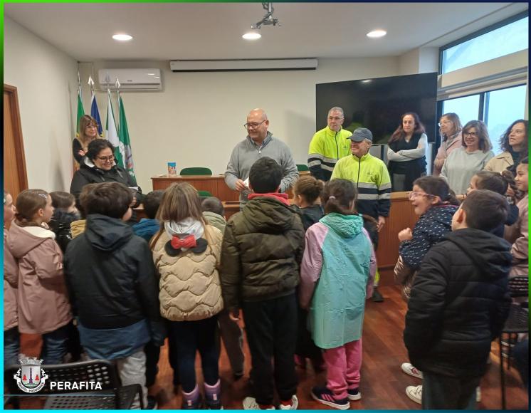 Alunos da Escola B&aacute;sica n&ordm;2 de Perafita cantam as Janeiras